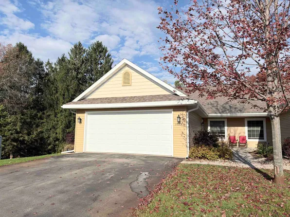 1029 Charles Wright Dr, Waupaca, WI 54981