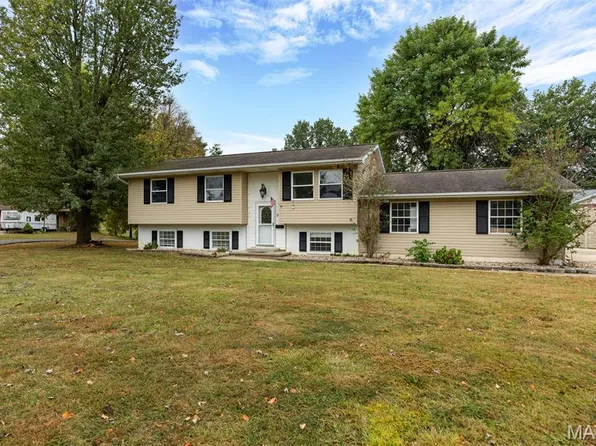 904 W Miller Dr, Staunton, IL 62088