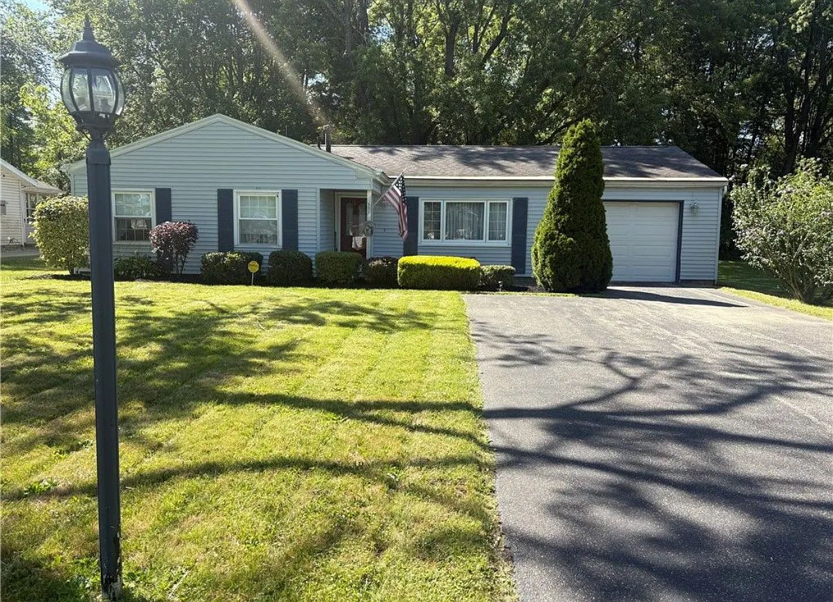 3 bed, 1.5 bath, $1,575 — Photo 1