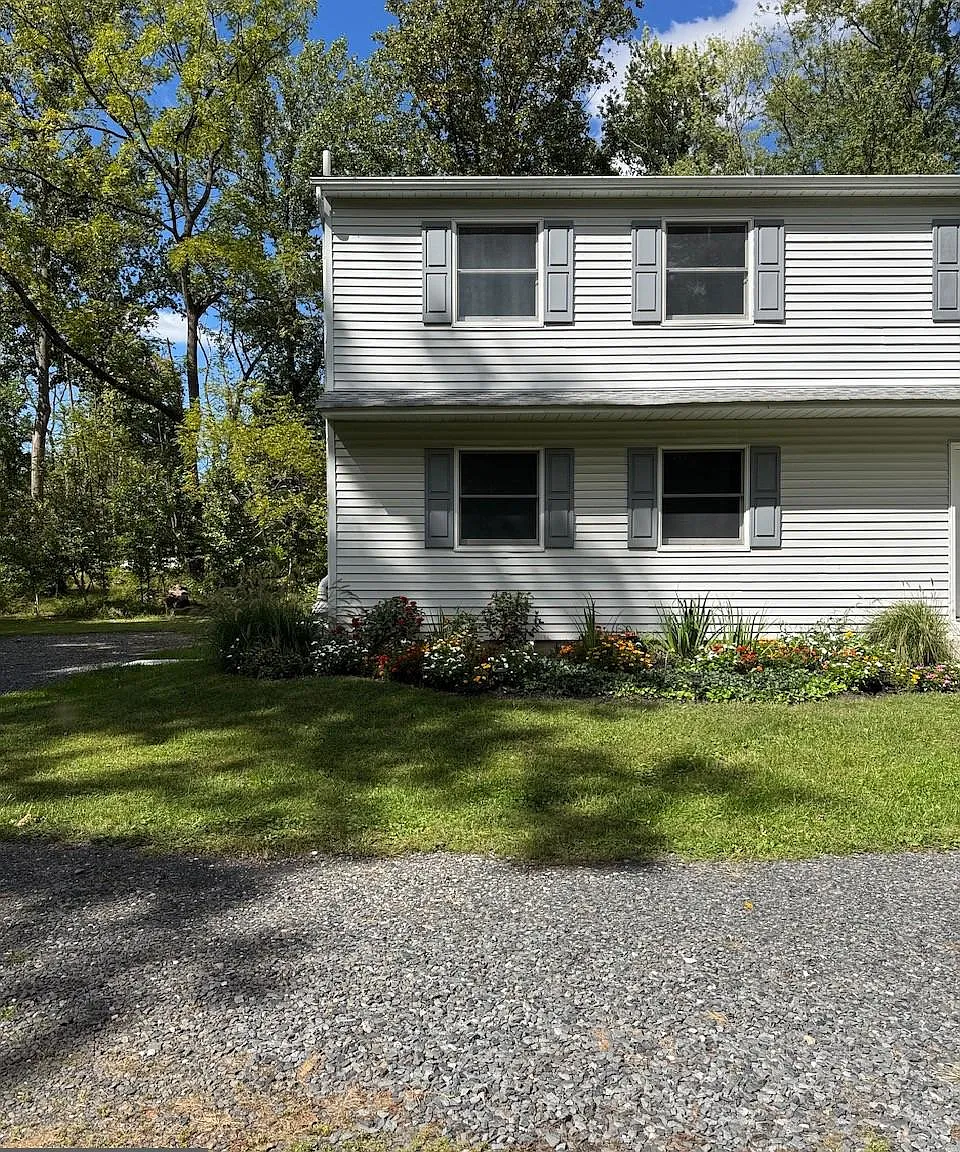 2 bed, 1.5 bath, 1300 sqft, $2,400 — Photo 2