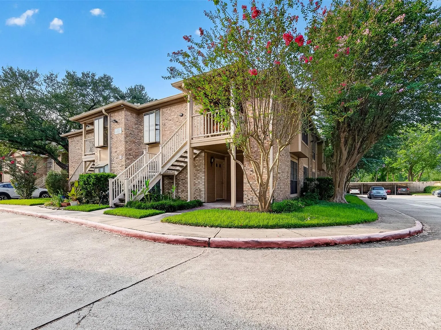 1 bed, 1.0 bath, 740 sqft, $1,300 — Photo 2