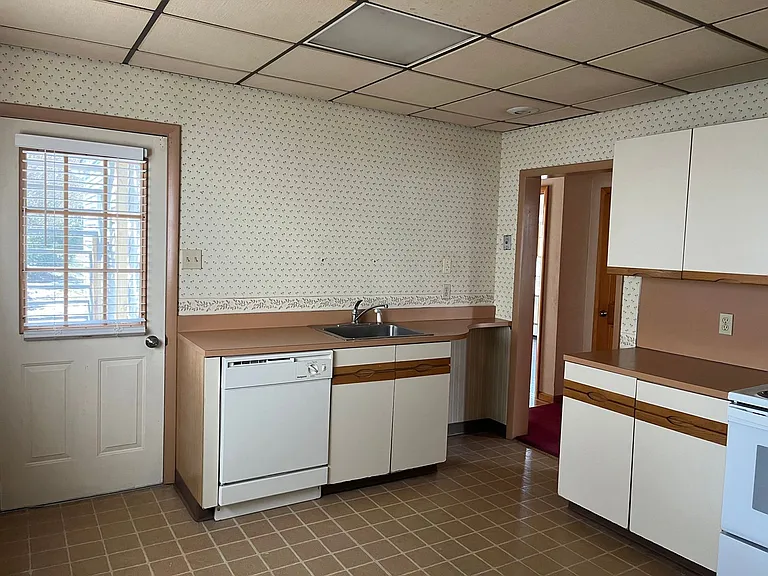 940 Woodlawn St — Photo 4