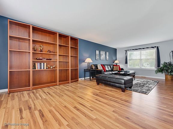 4th image of 991 Royal Glen Ln