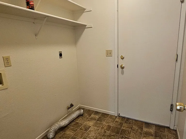 2376 Fieldcrest Dr — Photo 10