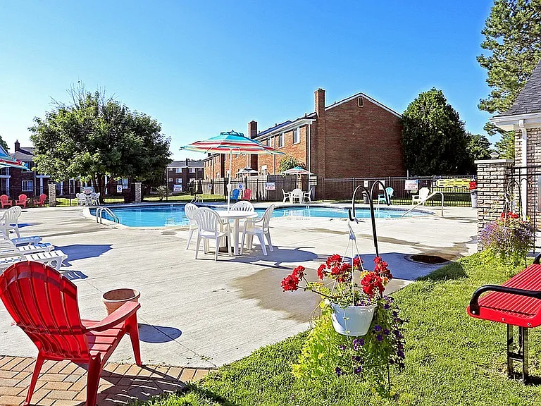 kings-arms-apartments-sterling-heights-mi-Pool 1