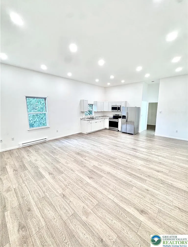 1 bed, 1.0 bath, 750 sqft, $1,350 — Photo 2