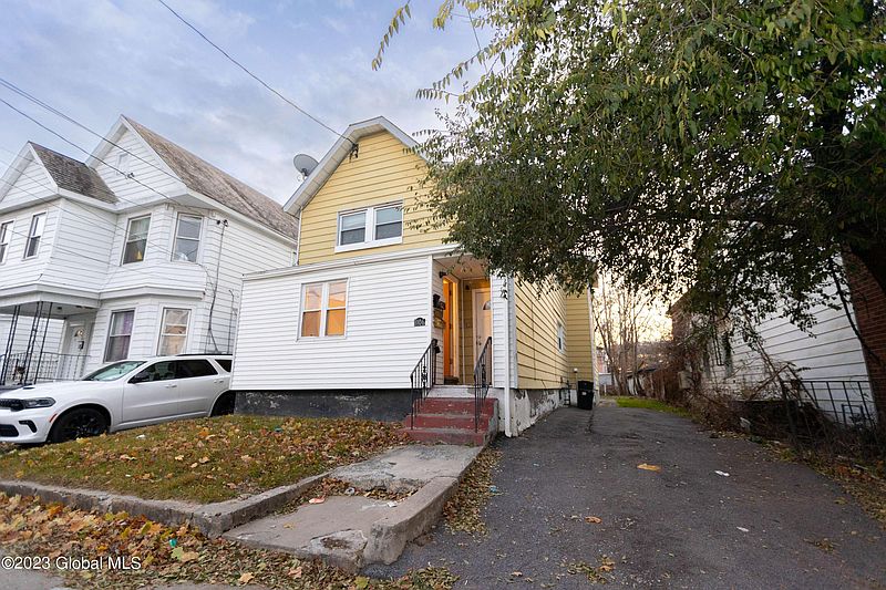 2nd image of 1106 Congress Street