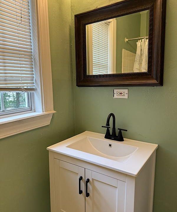 Bath vanity