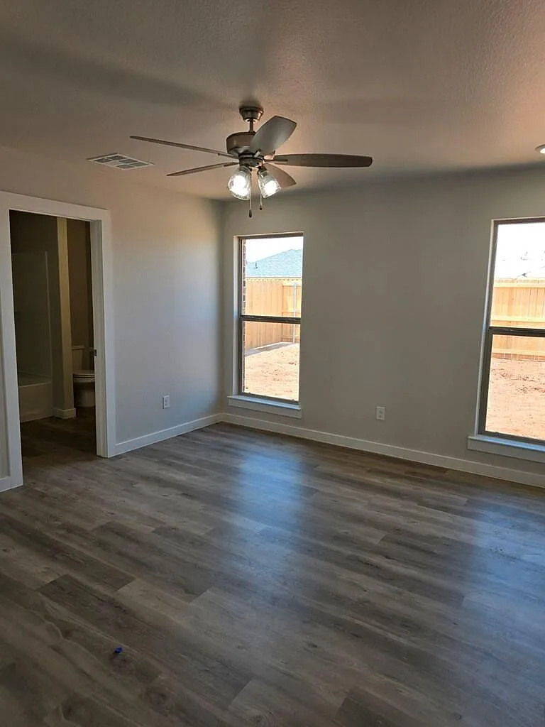 3 bed, 2.0 bath, 1400 sqft, $2,500 — Photo 4