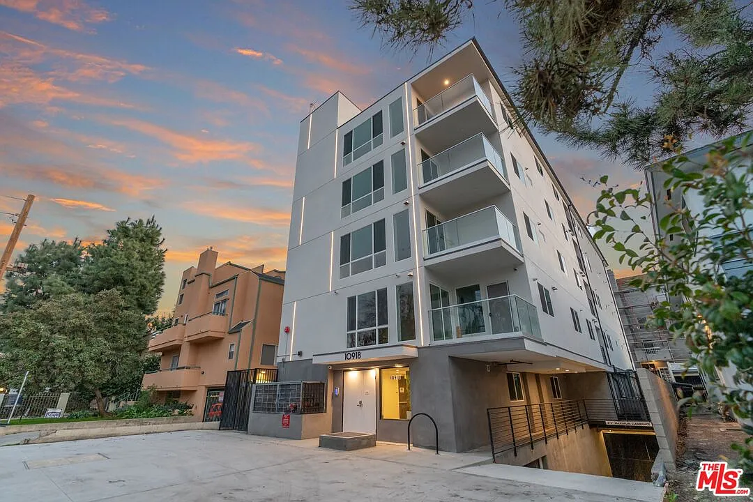 1 bed, 1.0 bath, 781 sqft, $2,595 — Photo 1