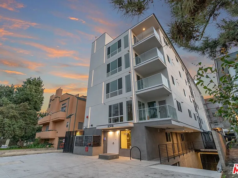 10918 Camarillo St #301 — Photo 14