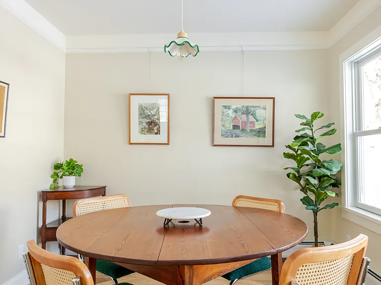Main floor
Dining 1
Seats 4