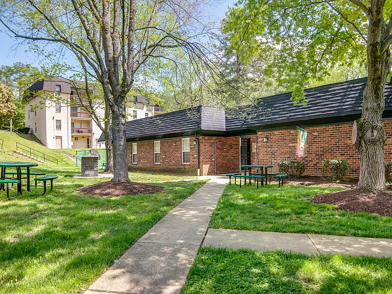 Willow Oaks Apartments — Photo 22