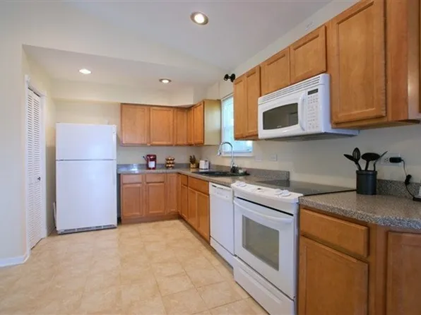 649 Wilbur Ct, Gurnee, IL 60031