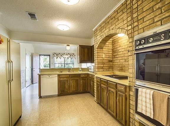 5th image of 323 Windy Meadow Dr