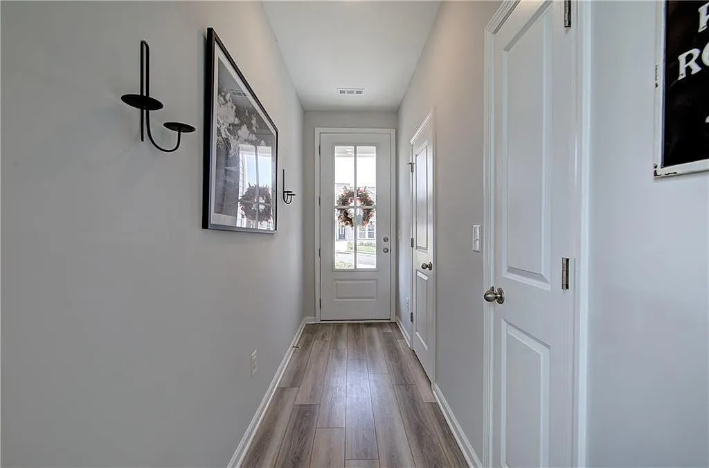 3 bed, 2.5 bath, 1656 sqft, $2,425 — Photo 4