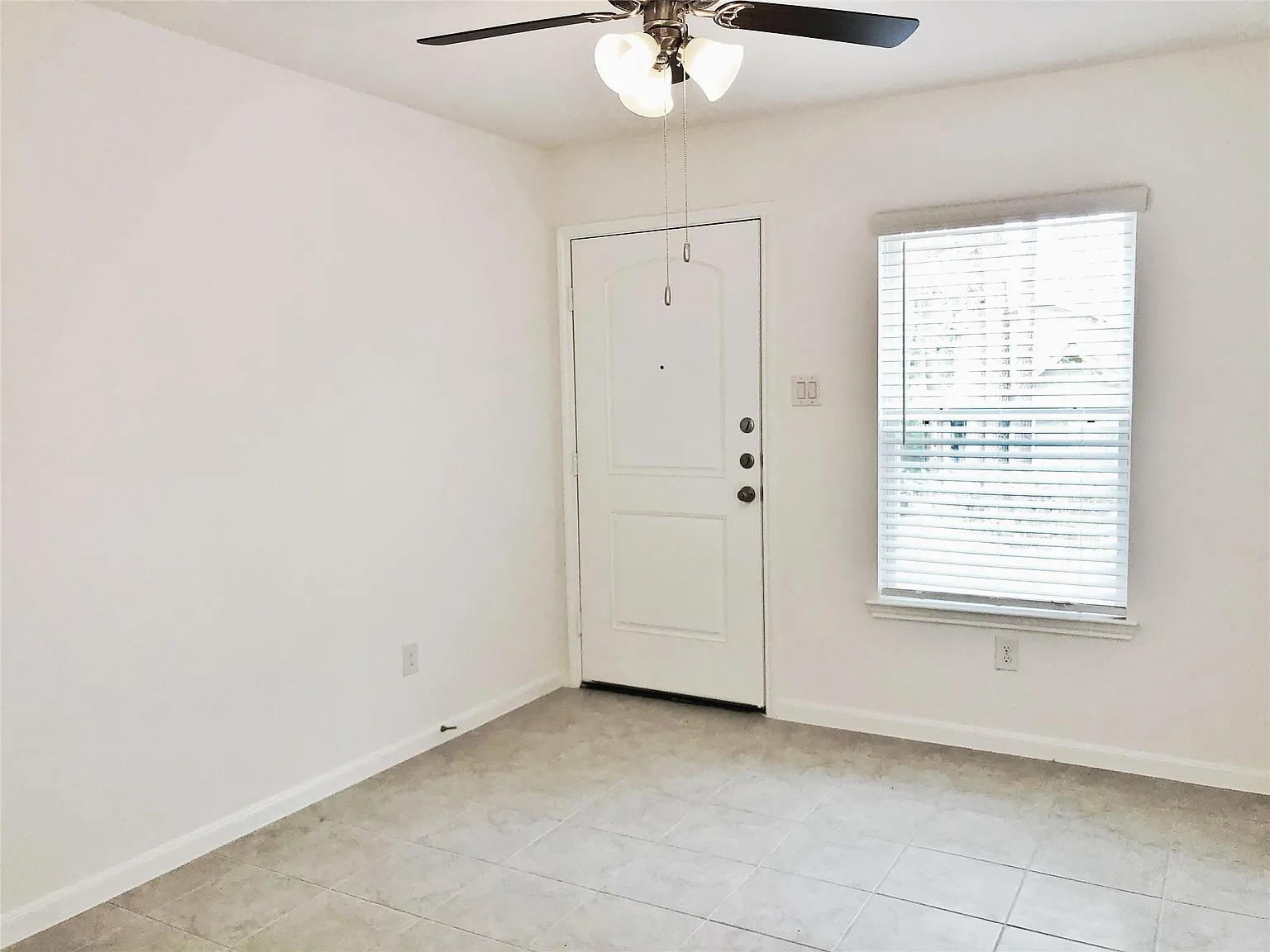 3 bed, 2.0 bath, 1065 sqft, $1,300 — Photo 2