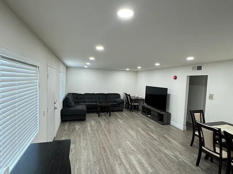 412 Burchett St #18 — Photo 2