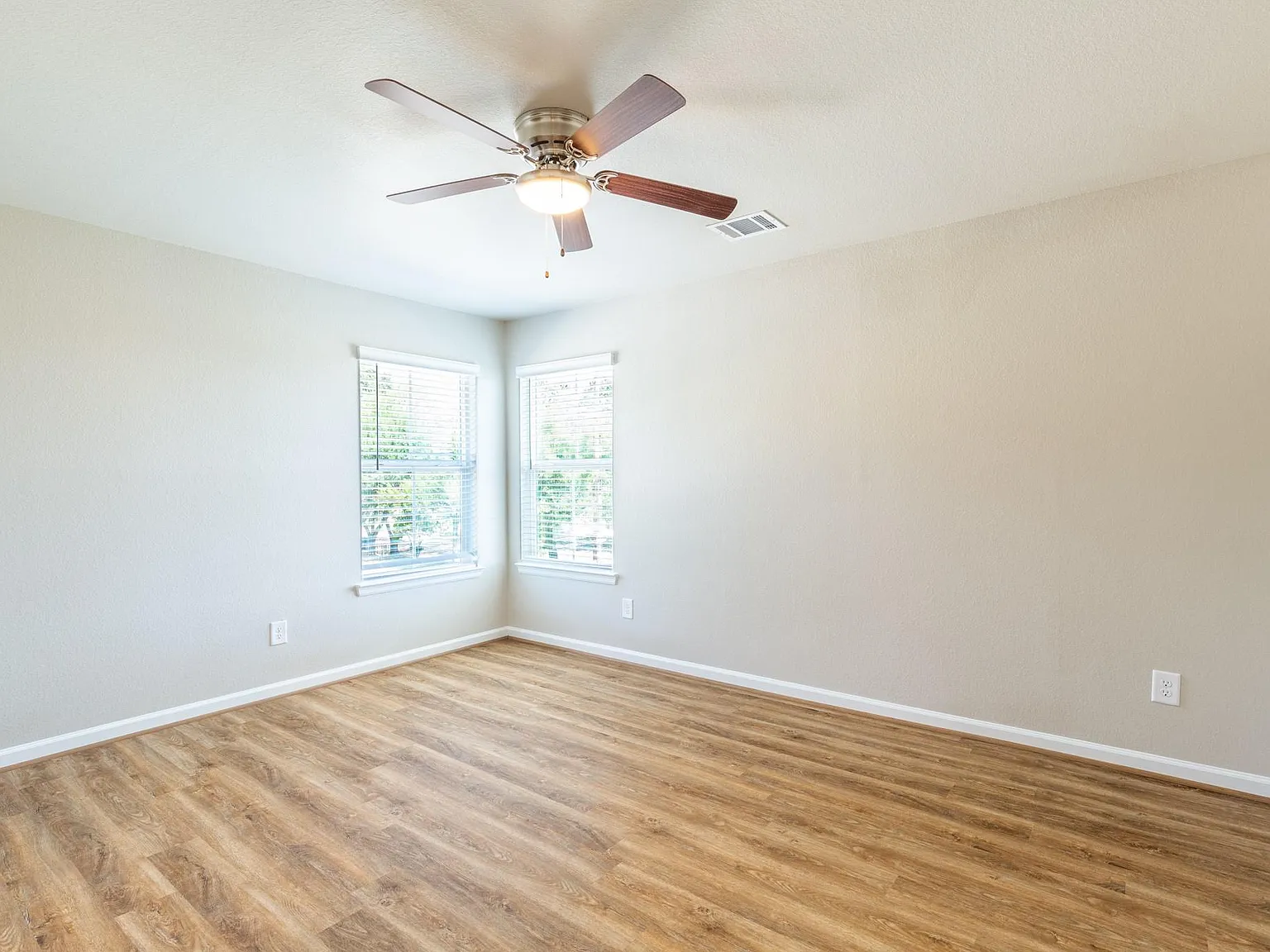 3 bed, 2.0 bath, 1360 sqft, $1,695 — Photo 4