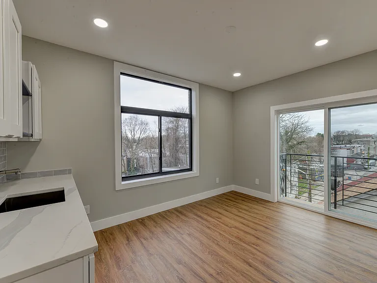135 E Springer St — Photo 27