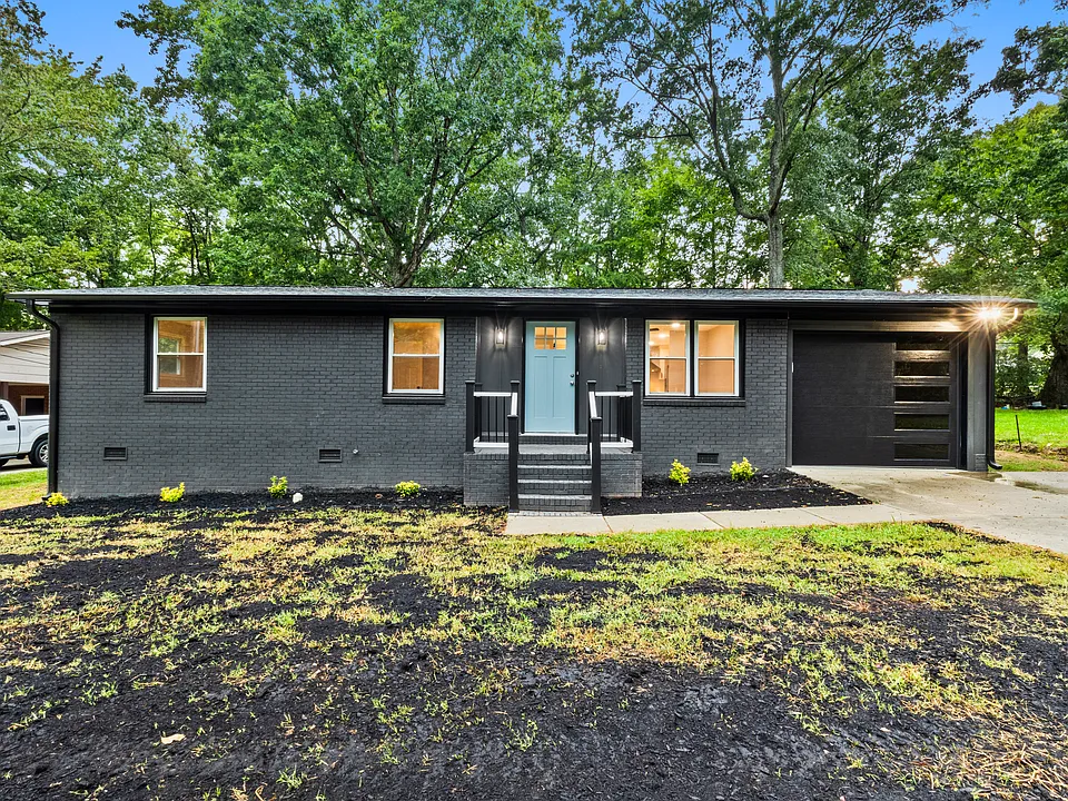 562 Barrington Pl NW