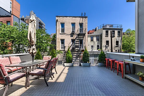 Sold by Douglas Elliman | media 21