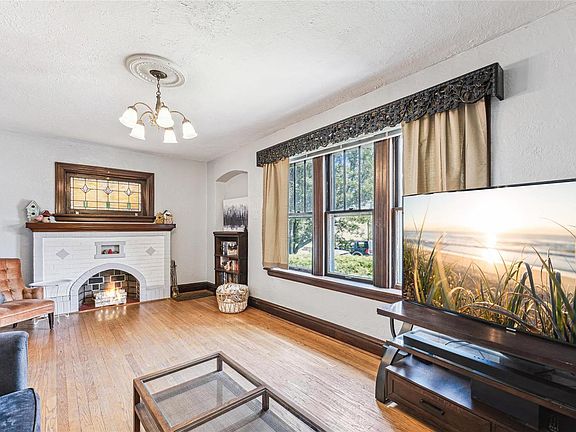 3rd image of 4076 Quincy St