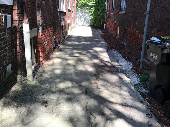 2nd image of 5066 S Clarendon St