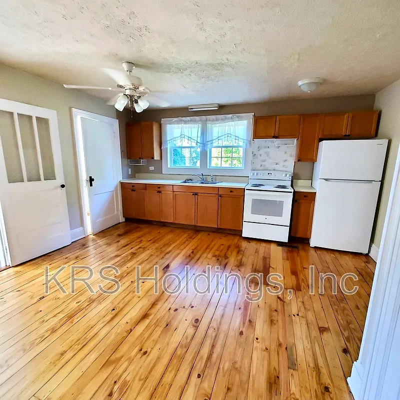 3 bed, 1.5 bath, 1340 sqft, $1,649 — Photo 3