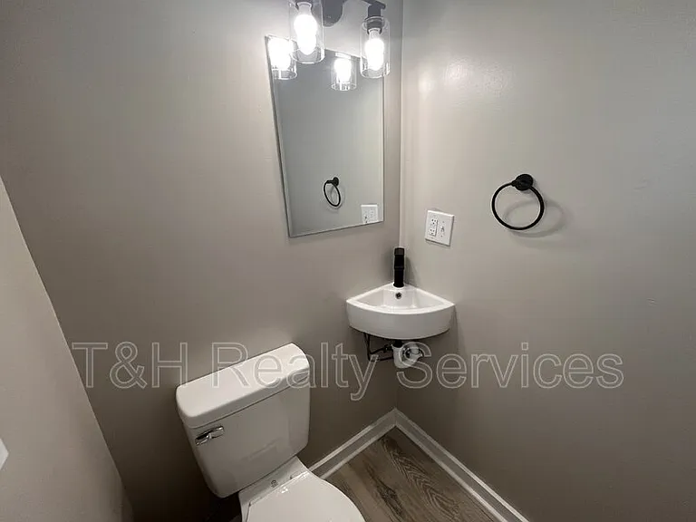 608 N Gray St — Photo 10