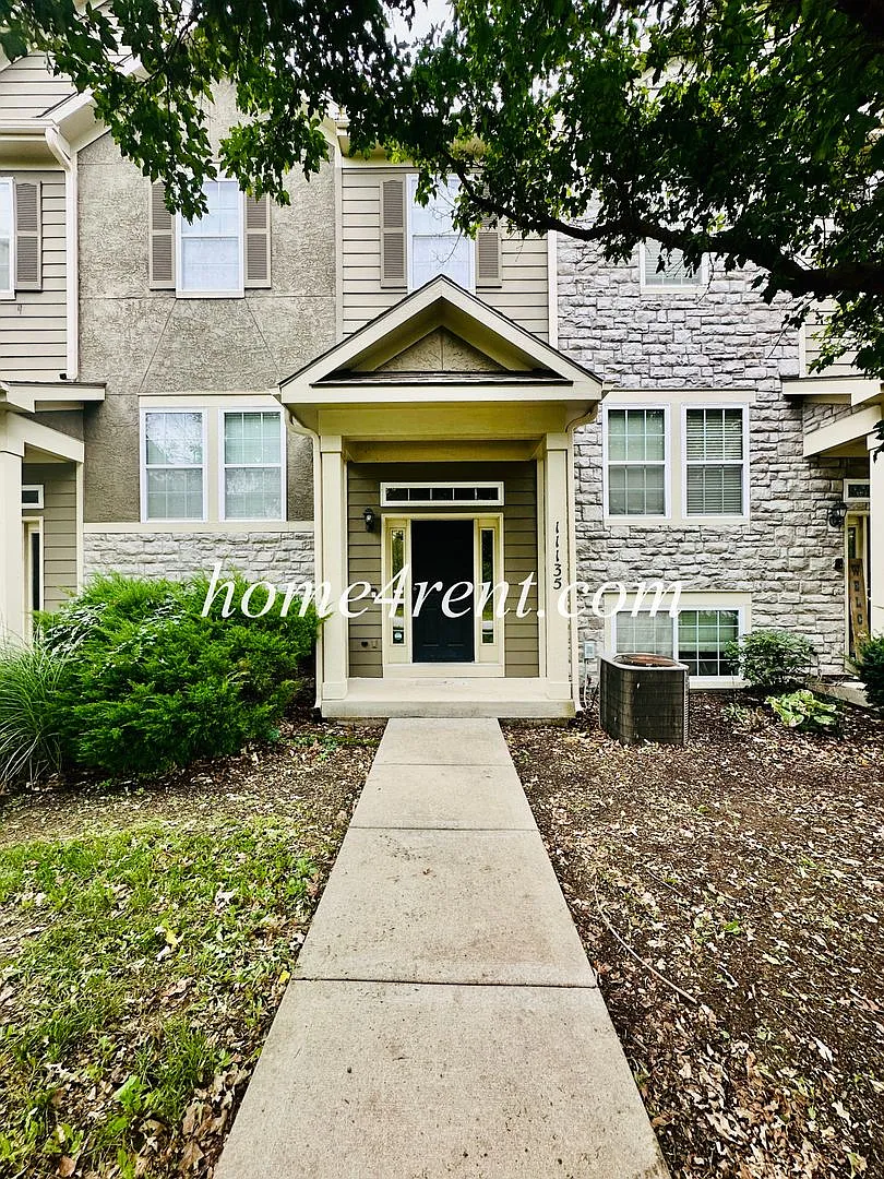 Beautiful 2-Story Townhome with Private Deck, Finished Basement and 2 car garage! — Photo 1