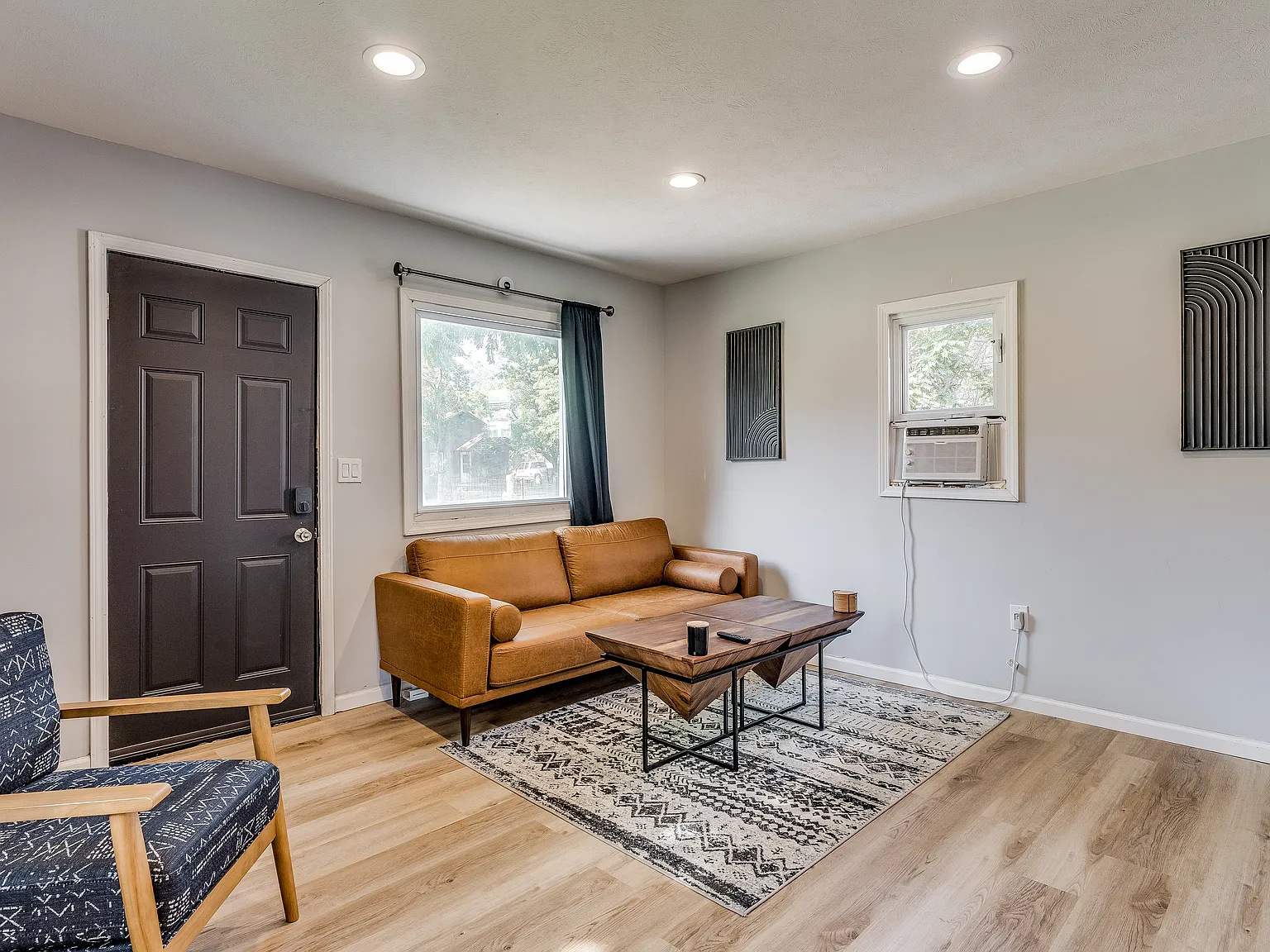 110 E Osborne St — Photo 2