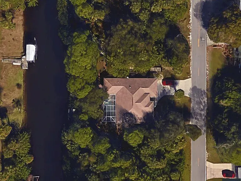 Very Private - Empty lots on sides and front with canal in b