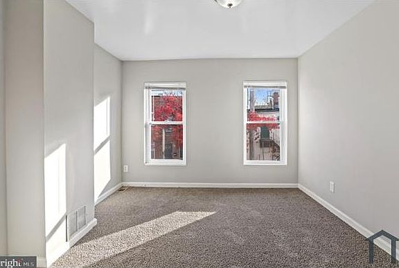 5th image of 846 Woodward St