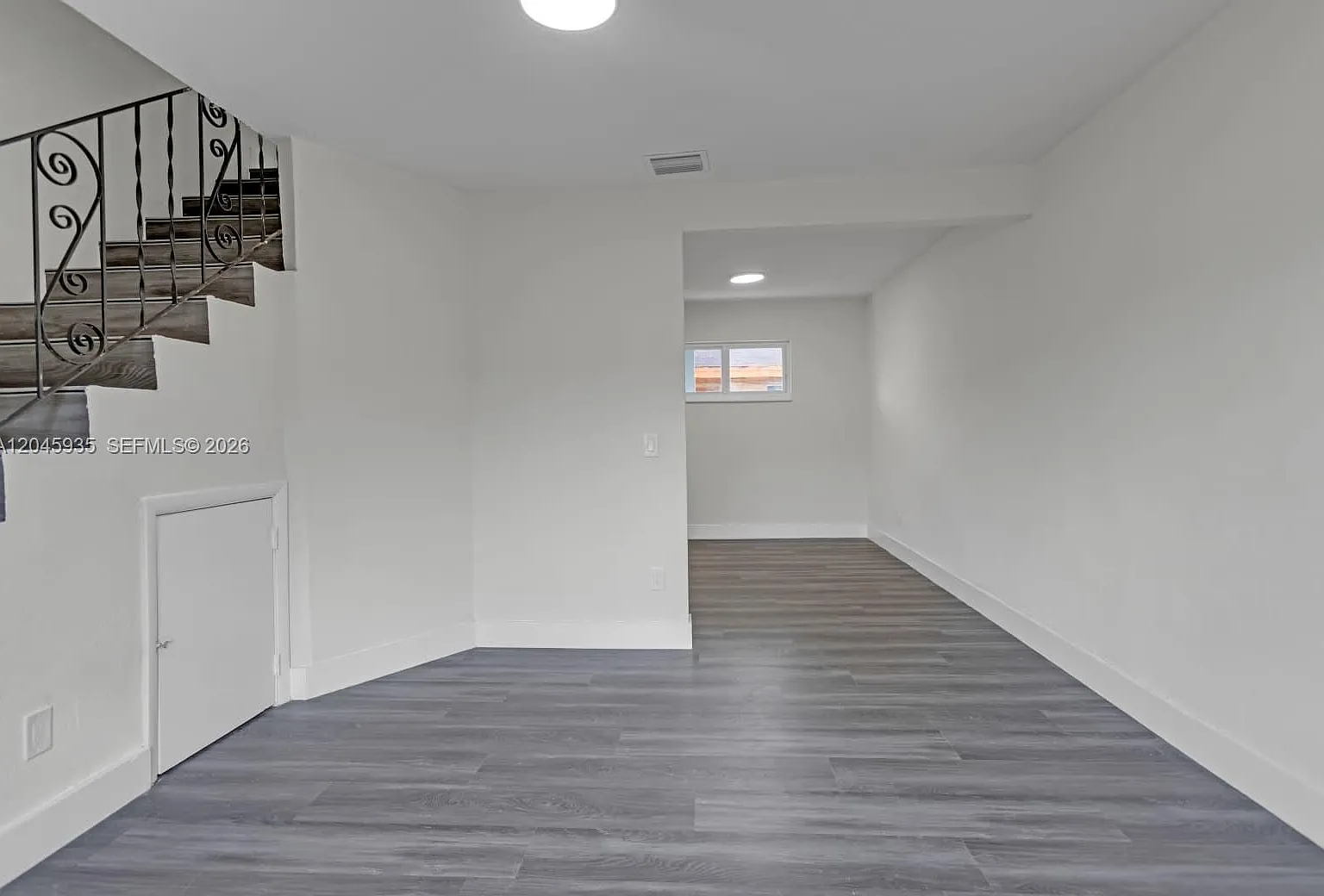Coral Bay Manor — Photo 2