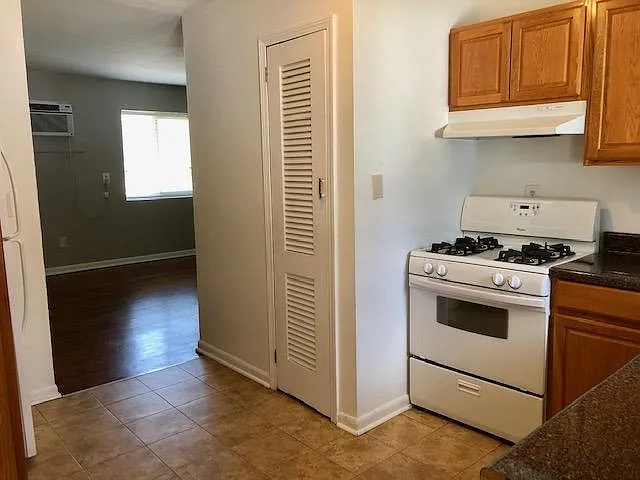 436 N Highland Ave NE #13 — Photo 2