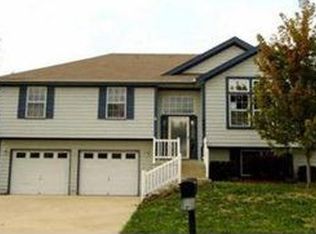 902 Applewood Ln, Belton, MO 64012