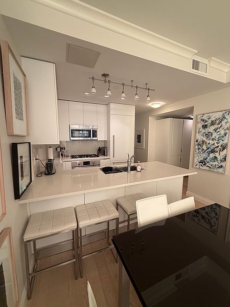 North Vancouver Apartment for rent - 2 Bedrooms — photo 8
