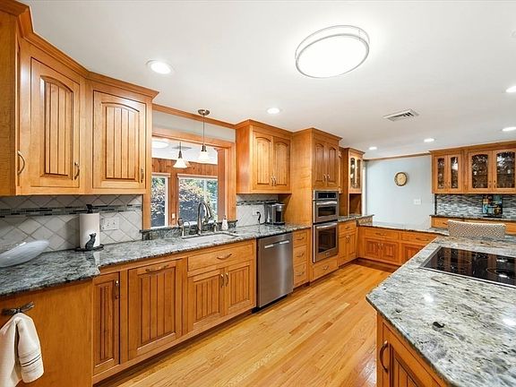 4th image of 131 Pine Grove Ave