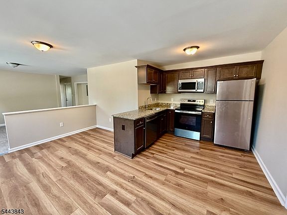 5th image of 175 E Main St