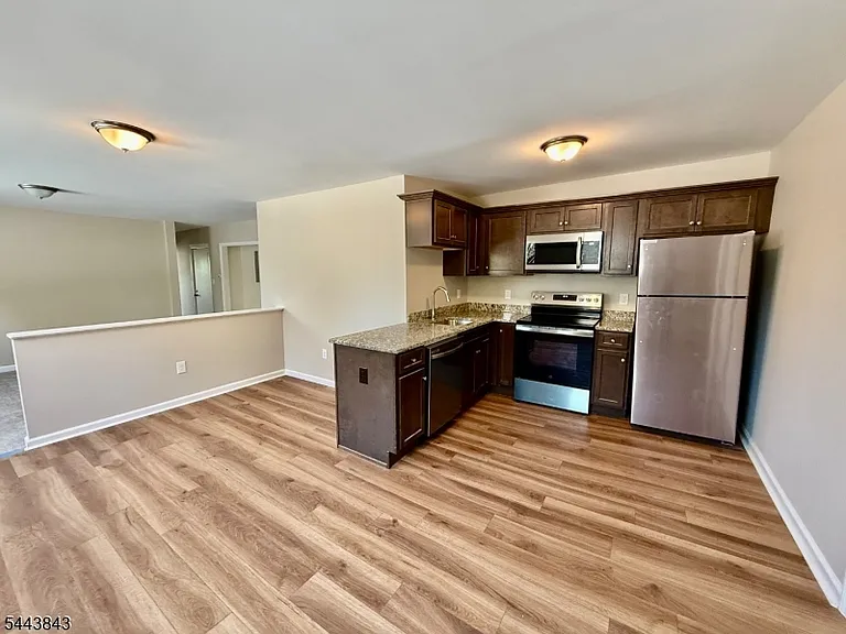 175 E Main St — Photo 5