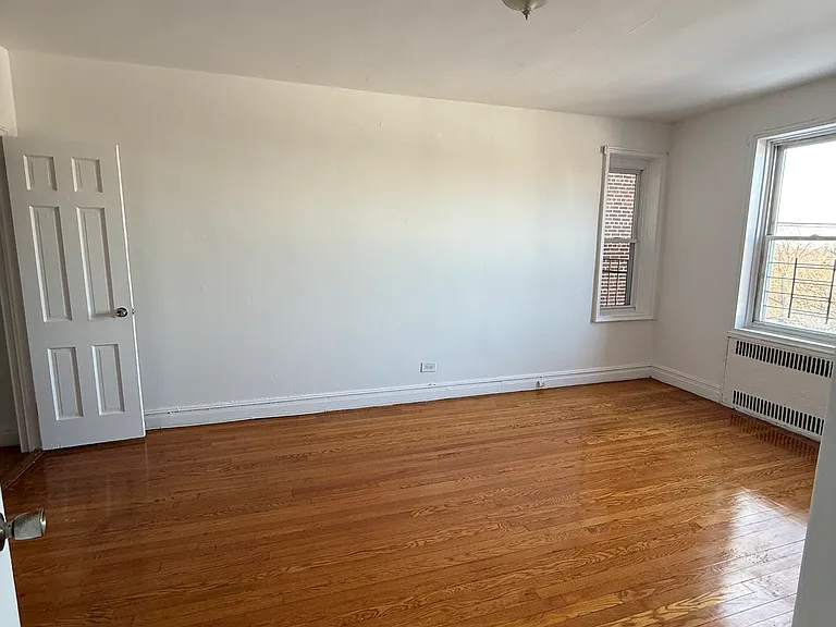 650 Victory Blvd #3 — Photo 4
