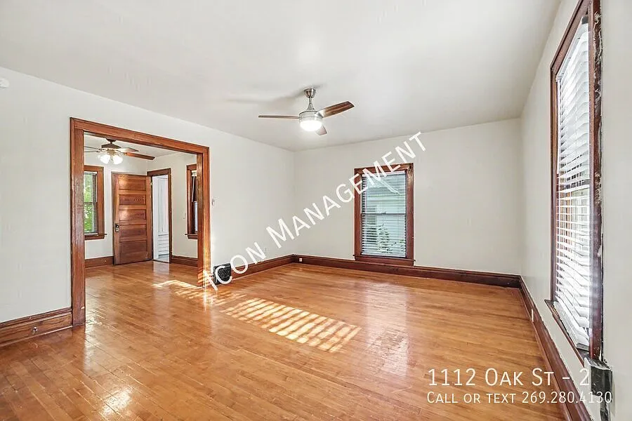 Comfortable living in the Vine Neighborhood! — Photo 3