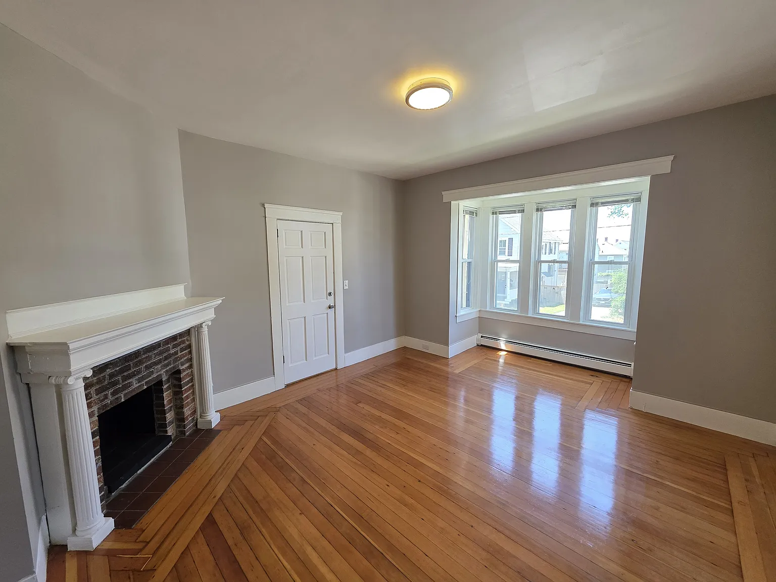 62 Seventh St 1stFlr 2B/2B EastProv! Hardwoods Fireplace! Laundry! — Photo 3