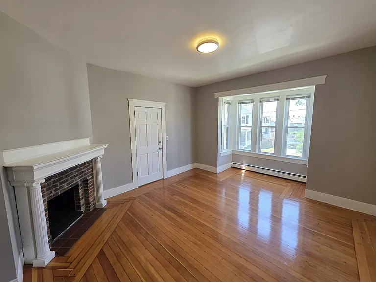 62 Seventh St 1stFlr 2B/2B EastProv! Hardwoods Fireplace! Laundry! — Photo 3