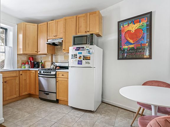 3rd image of 411 W 44th St APT 18