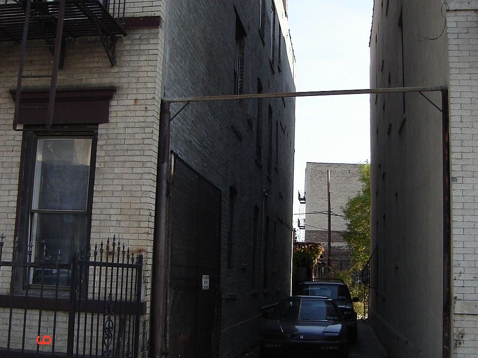 Left Side w/Common Drvwy