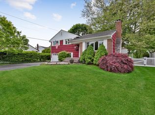 18 Margaret Dr, Plainview, NY 11803