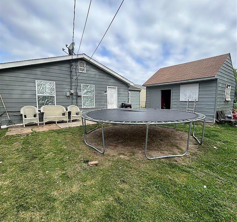 2nd image of 712 Saint Paul Dr