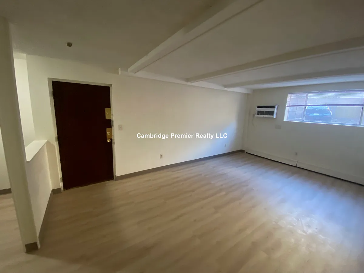 Building Photo - 45 Elm St #13